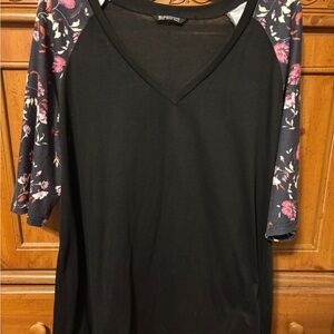 BloomChic Black V-Neck Floral Raglan Sleeve Top - Women's